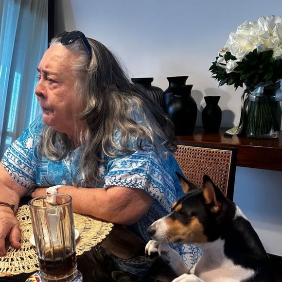 Grande amiga de Preta Gil, Jude Paulla publicou uma foto ao lado de Sandra Gadelha, mãe da cantora, e detalhou como ela tem passado em meio ao luto.