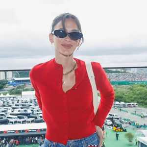 Bruna Marquezine usou um look que traduz perfeitamente o equilíbrio entre sofisticação e minimalismo contemporâneo.