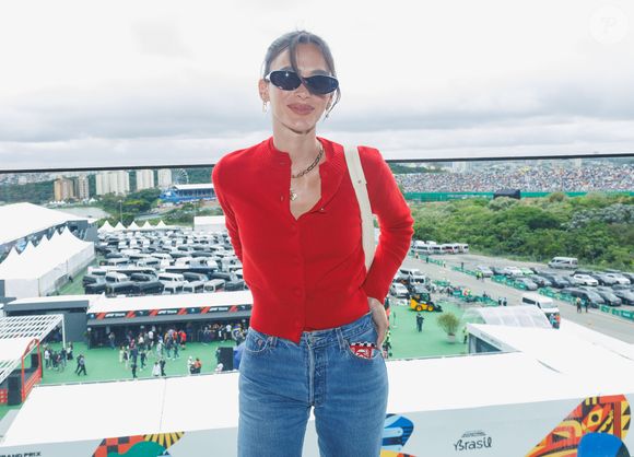 Bruna Marquezine usou um look que traduz perfeitamente o equilíbrio entre sofisticação e minimalismo contemporâneo.