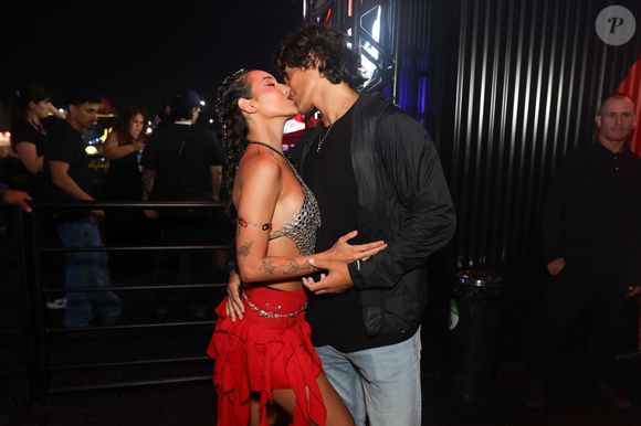 Beijos no Lollapaloza 2025: Vanessa Lopes e Lucas Mamede também se beijaram no primeiro dia do festival, em 28 de março de 2025