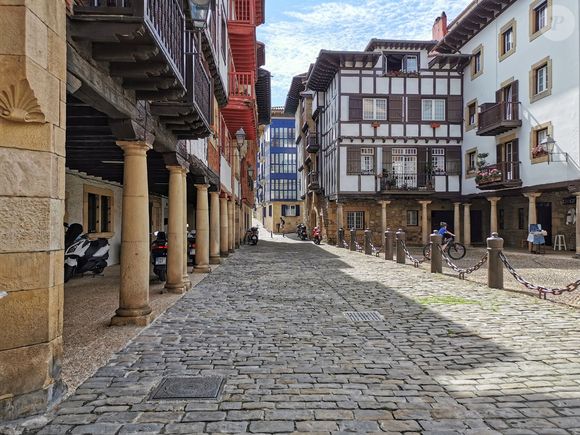 Apesar de viverem na Austrália, Chris Hemsworth e Elsa Pataky costumam passar parte do verão em Hondarribia, uma charmosa cidade do País Basco, no norte da Espanha