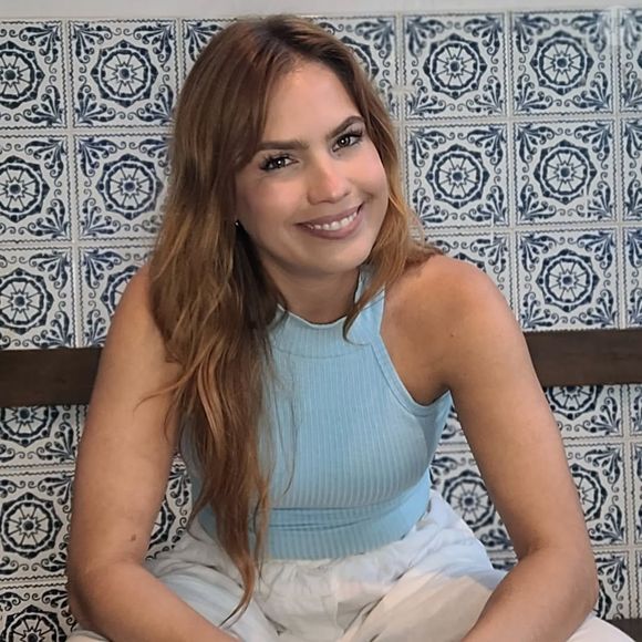 A atriz e diretora Thaís Vaz impactou o público ao revelar que perdeu a visão do olho esquerdo após uma agressão de um ex-namorado