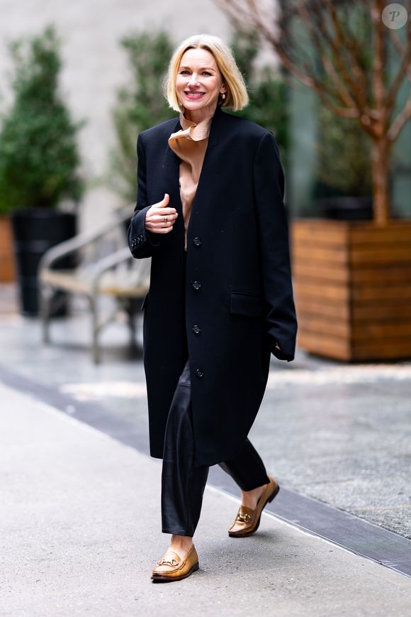 Naomi Watts combina look de frio com mocassim