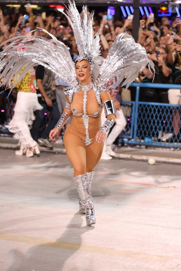 Paolla Oliveira no Carnaval de 2023: atriz causou com uma fantasia mínima toda prateada