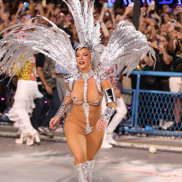 Paolla Oliveira no Carnaval de 2023: atriz causou com uma fantasia mínima toda prateada