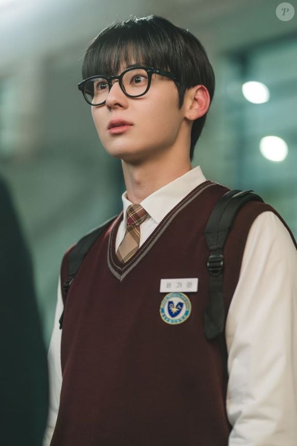 Hwang Min-hyun, de 'Grupo de Estudos', tem 30 anos