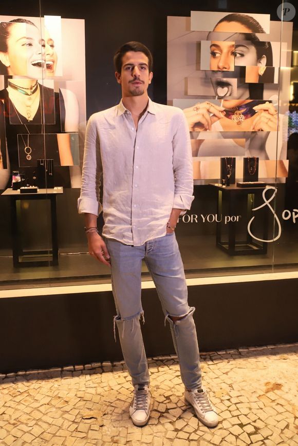 Depois da separação, Enzo Celulari foi tirado do grupo de amigos de Bruna Marquezine e se afastou da atriz