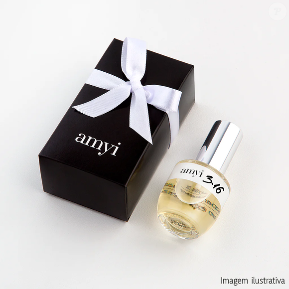 A fragrância Amyi 3.16, se abre com sal marinho, trazendo um frescor gelado e mineral, que evolui para um coração cremoso de figo com textura aveludada