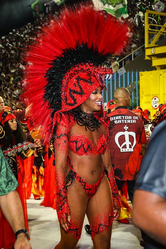 Rainha da Imperatriz Leopoldinense, Iza roubou a cena por silhueta mais enxuta