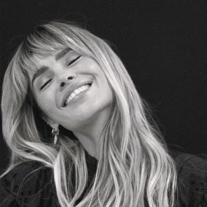 Após viver uma transformação para interpretar Diná, Carolina Dieckmmann surpreendeu com um novo visual. O cabelão loiro roubou a cena e recebeu muitos elogios nas redes