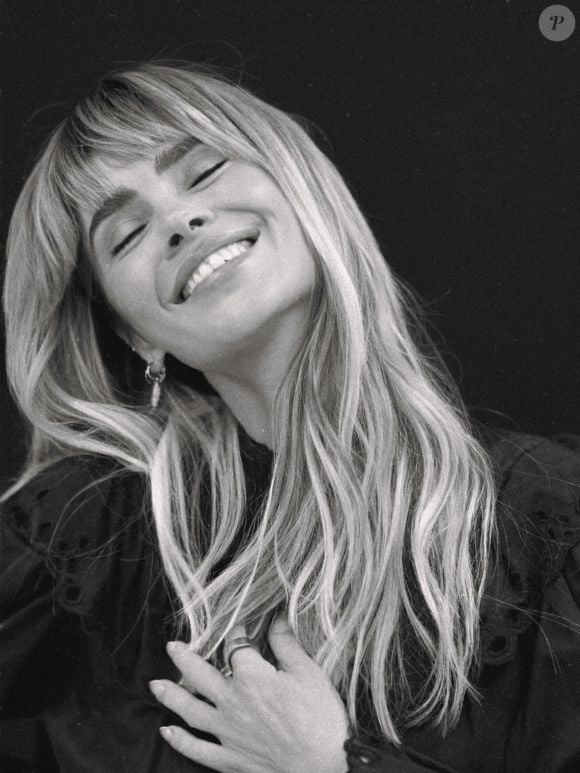 Após viver uma transformação para interpretar Diná, Carolina Dieckmmann surpreendeu com um novo visual. O cabelão loiro roubou a cena e recebeu muitos elogios nas redes