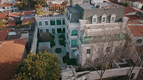 "Nós construímos uma casa de 96 cômodos, 37 banheiros e cinco cozinhas", diz Sônia Soares no documentário