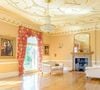 A propriedade inglesa parece saída de um filme: são seis suítes, piscina interna, jacuzzi, academia, sala de jogos, bar, cinema, quadra de tênis, lago e construções anexas. Só há um detalhe: Rupert Grint nunca chegou a morar ali