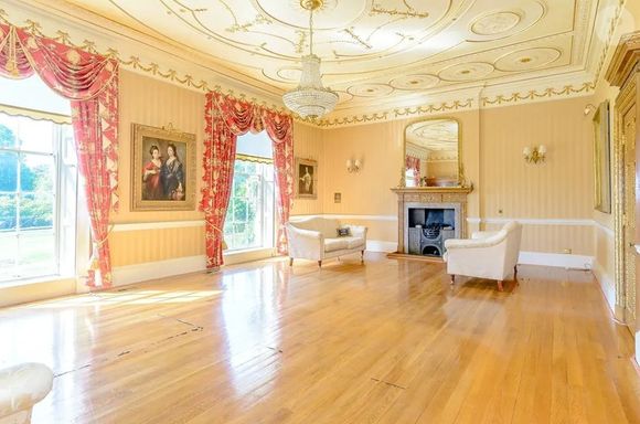 A propriedade inglesa parece saída de um filme: são seis suítes, piscina interna, jacuzzi, academia, sala de jogos, bar, cinema, quadra de tênis, lago e construções anexas. Só há um detalhe: Rupert Grint nunca chegou a morar ali