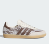 Conforto sem abrir mão da elegância: nova versão do Adidas Samba OG na cor 'renda de chocolate' conquista mulheres que priorizam praticidade e estilo. O modelo custa R$ 799,99 e pode ser parcelado em até 8x de R$ 100,00 sem juros