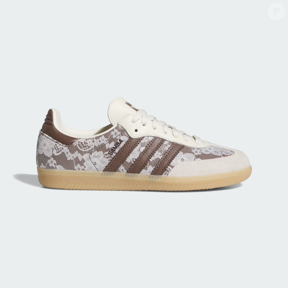 Conforto sem abrir mão da elegância: nova versão do Adidas Samba OG na cor 'renda de chocolate' conquista mulheres que priorizam praticidade e estilo. O modelo custa R$ 799,99 e pode ser parcelado em até 8x de R$ 100,00 sem juros