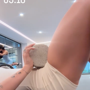 Em stories publicados por Virgínia Fonseca, é possível ver as luzes da academia de Vini Jr. no teto