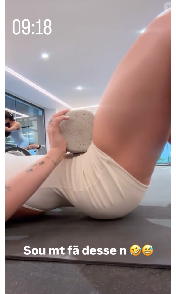 Em stories publicados por Virgínia Fonseca, é possível ver as luzes da academia de Vini Jr. no teto