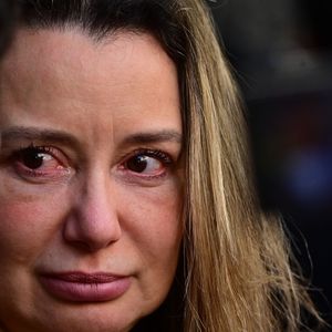Corpo de Laura Cardoso é velado: neta Adriana chora em conversa com a imprensa após morte da avó, aos 98 anos