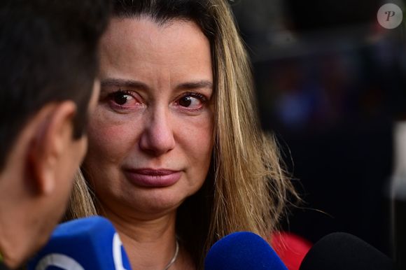 Corpo de Laura Cardoso é velado: neta Adriana chora em conversa com a imprensa após morte da avó, aos 98 anos