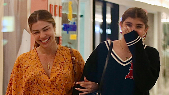 Do tamanho da mãe! Filha de Grazi Massafera e Cauã Reymond choca pela altura em passeio com a atriz. Fotos