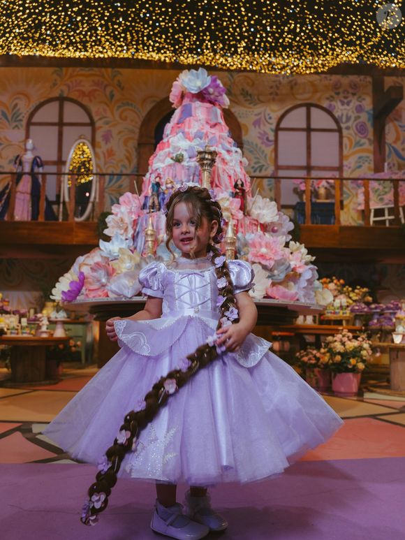Filha de Virginia Fonseca e Zé Felipe, Maria Flor celebrou seus 4 anos com uma festa inspirada em sua personagem favorita, Rapunzel. A menina surgiu com vestido lilás brilhante e uma trança longa enfeitada com flores, em uma comemoração repleta de referências ao filme 'Enrolados'