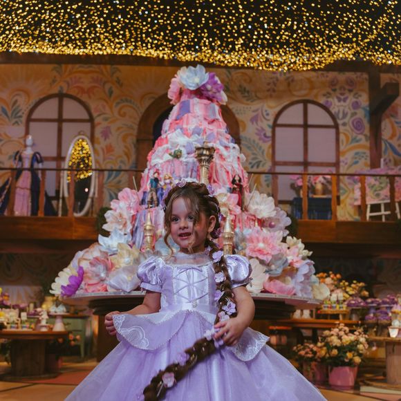 Filha de Virginia Fonseca e Zé Felipe, Maria Flor celebrou seus 4 anos com uma festa inspirada em sua personagem favorita, Rapunzel. A menina surgiu com vestido lilás brilhante e uma trança longa enfeitada com flores, em uma comemoração repleta de referências ao filme 'Enrolados'