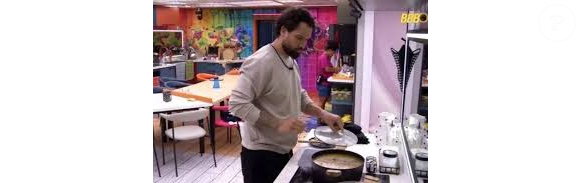 Brígido passou a mão no cabelo enquanto mexia com macarrão no 'BBB 26'