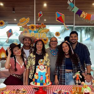 Toda a família de André Luiz Frambach se reuniu para a festa junina organizada por Larissa Manoela