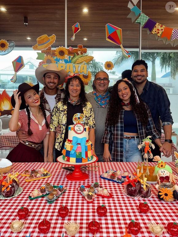 Toda a família de André Luiz Frambach se reuniu para a festa junina organizada por Larissa Manoela