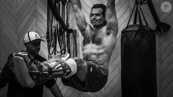 Embora essa rotina varie dependendo do objetivo definido pelo ator ou seu treinador, Cavill tenta manter um equilíbrio constante entre o trabalho na academia, exercícios cardiovasculares e as exigências físicas das filmagens.