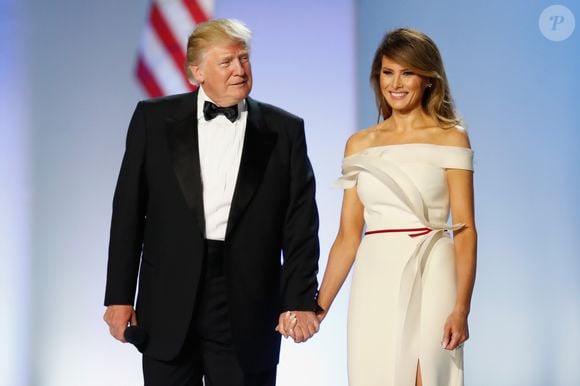 Donald Trump e primeira-dama Melania Trump posaram juntos no Freedom Inaugural Ball: para evento, ela usou vestido de ombro a ombro acinturado
