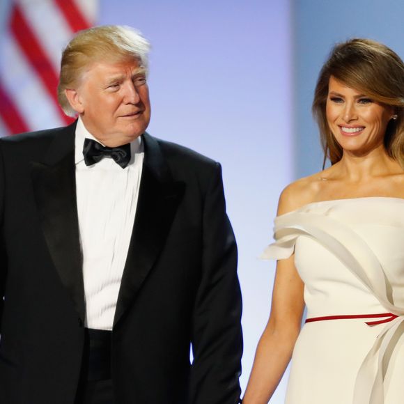 Donald Trump e primeira-dama Melania Trump posaram juntos no Freedom Inaugural Ball: para evento, ela usou vestido de ombro a ombro acinturado