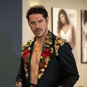 Lui Lorenzo (José Loreto) participa dos 60 anos da Boaz na novela 'Dona de Mim'