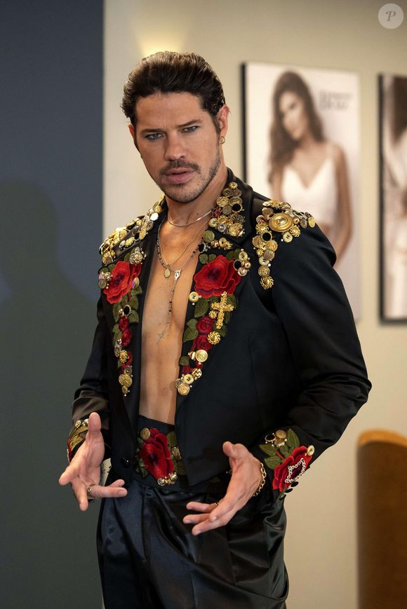 Lui Lorenzo (José Loreto) participa dos 60 anos da Boaz na novela 'Dona de Mim'