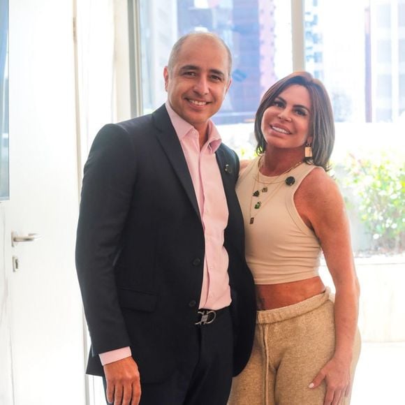 O médico escolhido por Gretchen foi Ubirajara Barroso, especialista em cirurgias reconstrutoras e reparadoras da área genital
