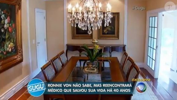 Casa milionária de Ronnie Von: mesa para 8 pessoas e lustre de luxo estão na sala de jantar