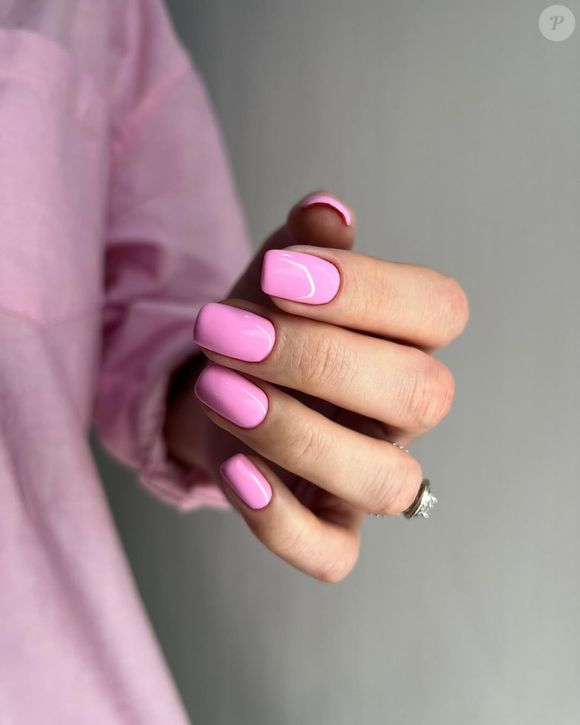 Em entrevista à revista Telva, a nail artist explica que a escolha do formato está associada à "praticidade" e "funcionalidade", características que revelam valorização da eficiência