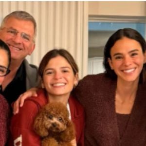 Bruna Marquezine e família ao lado de chef Andy Japa nos Estados Unidos