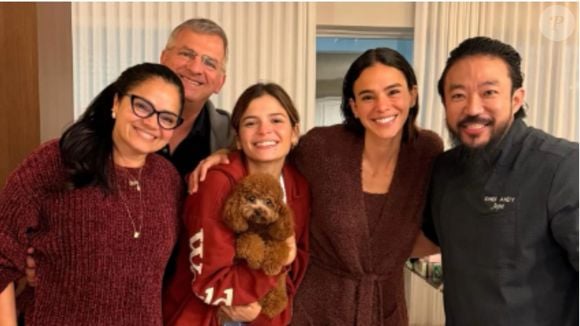 Bruna Marquezine e família ao lado de chef Andy Japa nos Estados Unidos