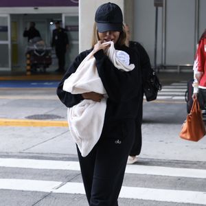 Brunna Gonçalves beijou a filha, Zuri, fruto do casamento com Ludmilla, em primeiro desembarque no Brasil