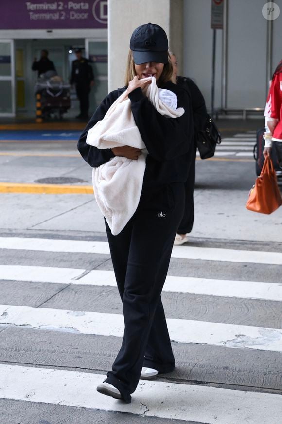 Brunna Gonçalves beijou a filha, Zuri, fruto do casamento com Ludmilla, em primeiro desembarque no Brasil