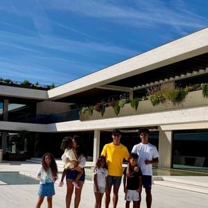Fotos compartilhadas por Cristiano Ronaldo revelam detalhes do estilo de vida milionário do jogador dentro de suas mansões espalhadas pelo mundo