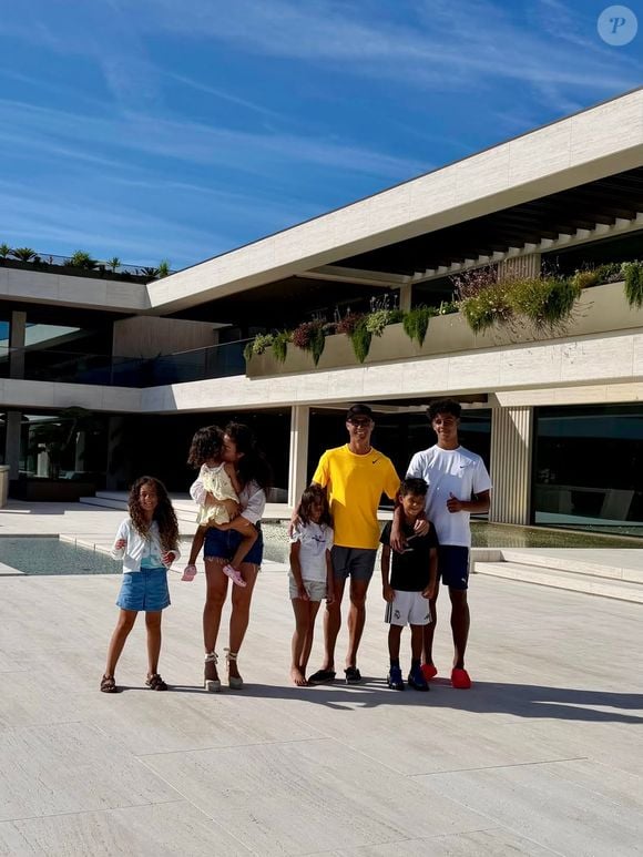 Fotos compartilhadas por Cristiano Ronaldo revelam detalhes do estilo de vida milionário do jogador dentro de suas mansões espalhadas pelo mundo
