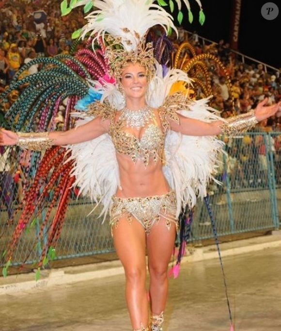 Paolla Oliveira no carnaval: fantasia de 2009, ano de estreia como rainha de bateria, fez referência à aquarela utilizada por Debret em seus trabalhos