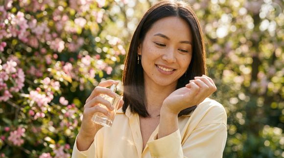 Nem só de perfumes muito adocicados vive a perfumaria: as composições florais também ganham espaço com a chegada da primavera. Segundo a seleção, notas de flores podem aparecer acompanhadas por acordes frutados, amadeirados e almiscarados, criando fragrâncias com diferentes perfis olfativos