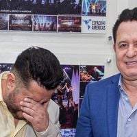 'Quase me matou do coração': sertanejo Marrone bate com a cabeça em queda durante show e apavora Bruno. Saiba estado de saúde atualizado do cantor