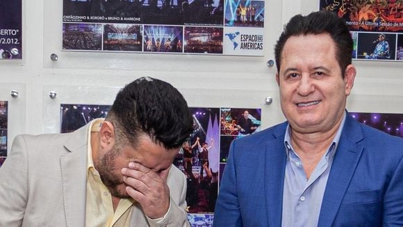 'Quase me matou do coração': sertanejo Marrone bate com a cabeça em queda durante show e apavora Bruno. Saiba estado de saúde atualizado do cantor