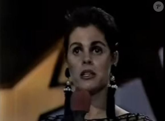 Monique Evans rebateu fala de Silvio Santos na entrega do Troféu Imprensa em maio de 1988: 'De teatral eu não tenho nada. Talvez essa seja a diferença entre eu e as outras modelos. Eu digo o que penso, tremo, fico gelada, porque sou super verdadeira'