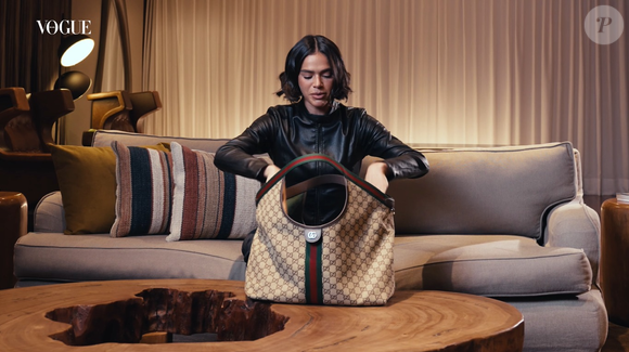 Entre os acessórios usados por Bruna Marquezine em Milão estão a bolsa Paparazzo Grande, da Gucci, avaliada em R$ 26.830, e os óculos de sol SL668, da YSL, de R$ 2.300